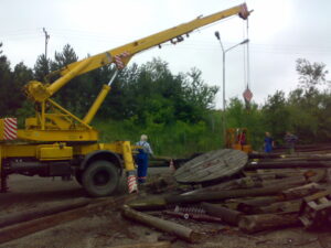 usuwanie drewnianych słupów