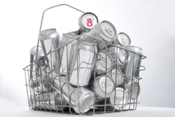 puszki aluminiowe w koszyku